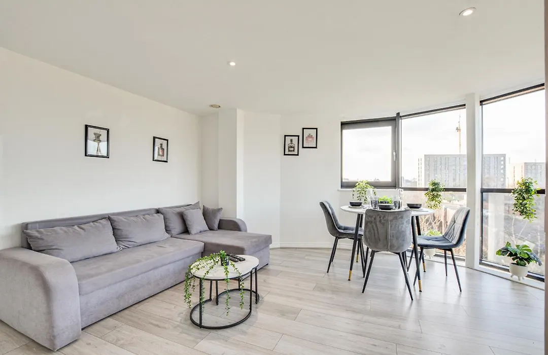 New Stylish City Apartment Free Parking Sleeps 5 Or 6-1
